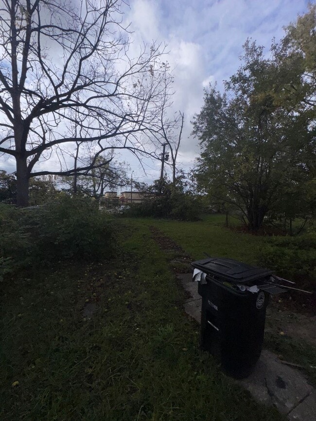 Building Photo - Charming 3-Bedroom Property in Prime Location (SECTION 8 VOUCHERS ACCEPTED)