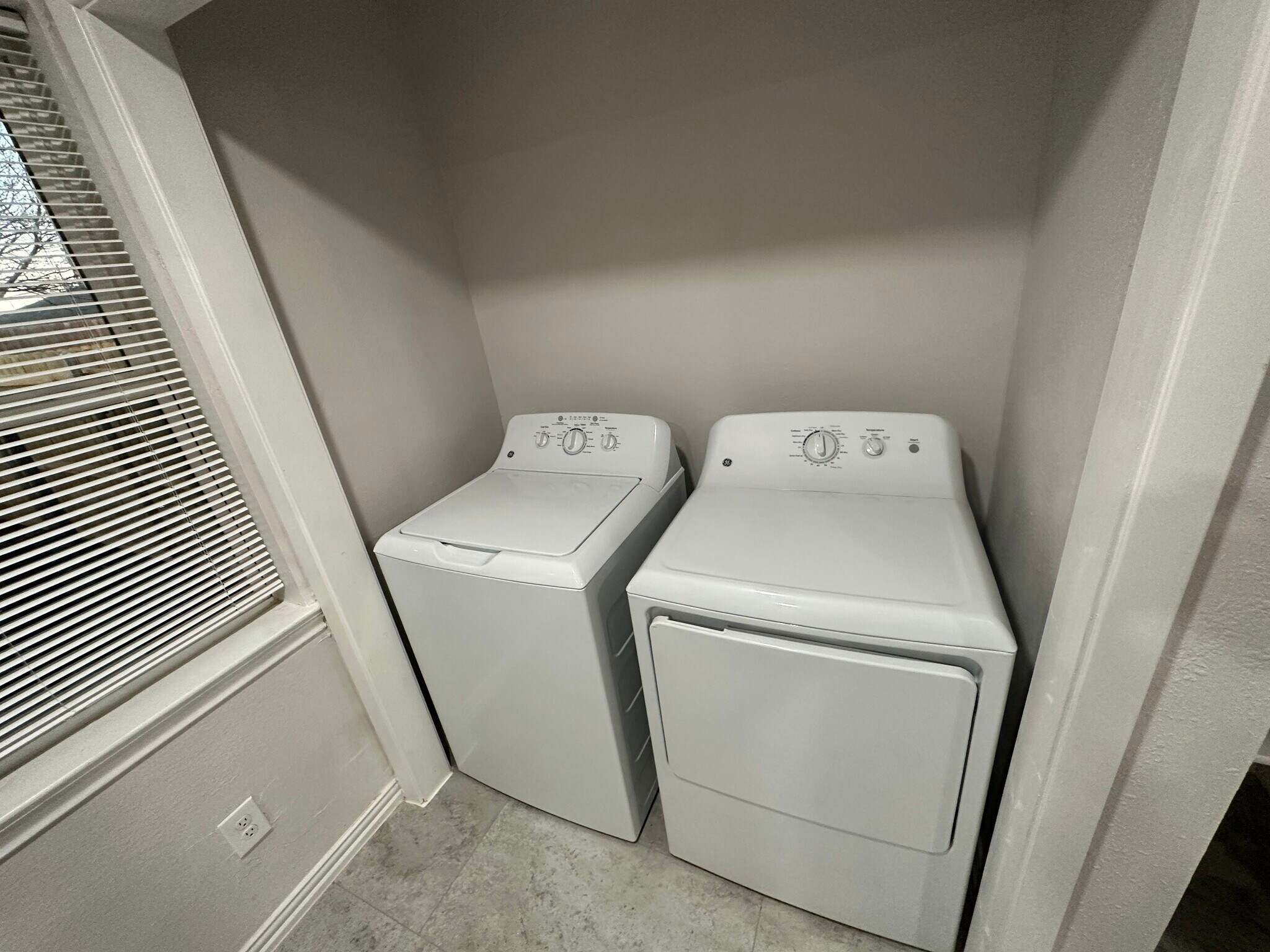 Building Photo - 2322 Meadow Ln