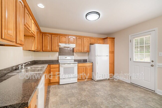 Building Photo - 1803 Red Bird Cir SE