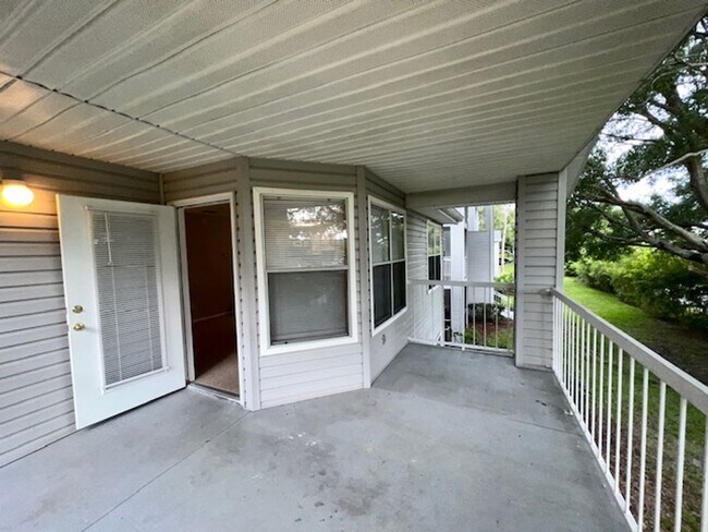 Building Photo - 2585 Grassy Point Dr