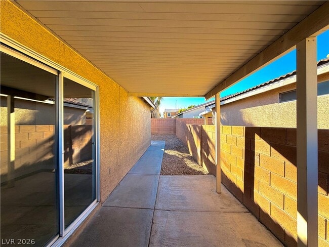 Building Photo - 2717 Sonador St