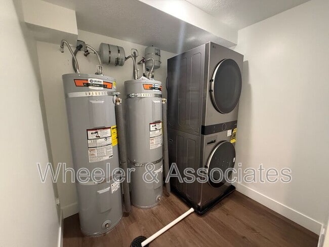 Building Photo - 3718-3718 Brinker Ave