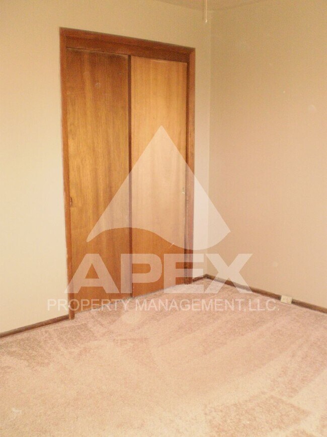 Building Photo - Nice 2 Bd - 1Ba Apartment in Fountain City w/1-Car Carport Parking - End Unit!