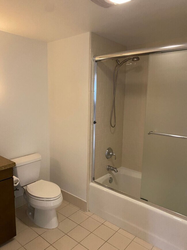 Building Photo - 1BR/1BA 837sqft! Condo! Parking! Laundry! ...