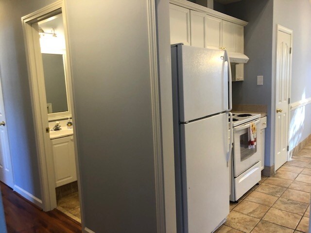 Building Photo - 905 Lowry Ct