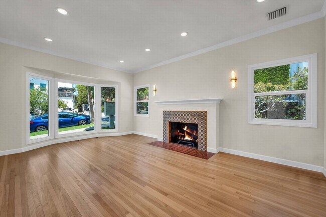 Building Photo - Stunning remodeled home in Silverlake!!