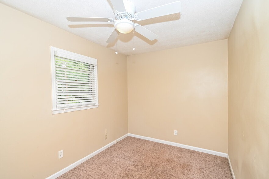 Building Photo - 3564 Briar Dr