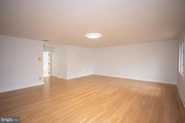 Building Photo - 9700 Grenadier Ct