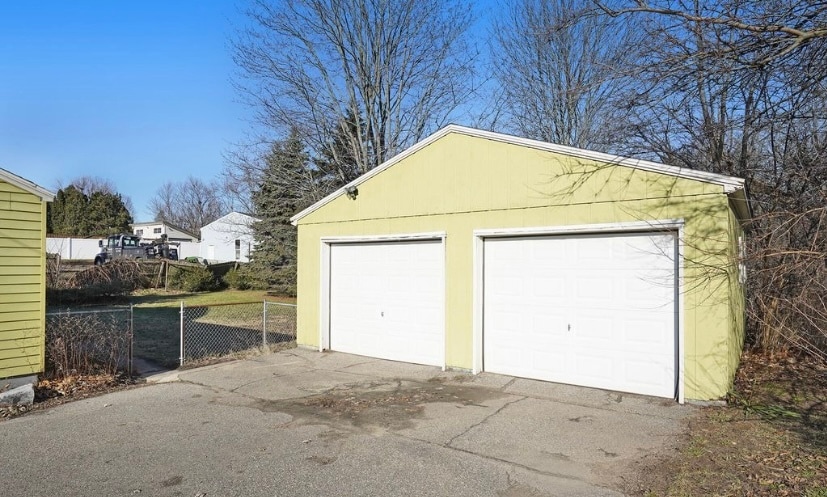 2-stall garage - 2811 3 Mile Rd NE