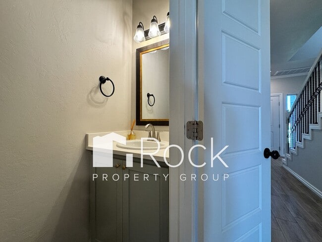 Building Photo - Spacious 3-Bedroom Home with Designer Kitc...