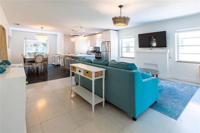 Building Photo - 426 NE 26th St