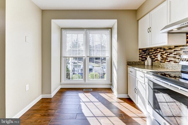 Building Photo - 5668 Ridge View Dr