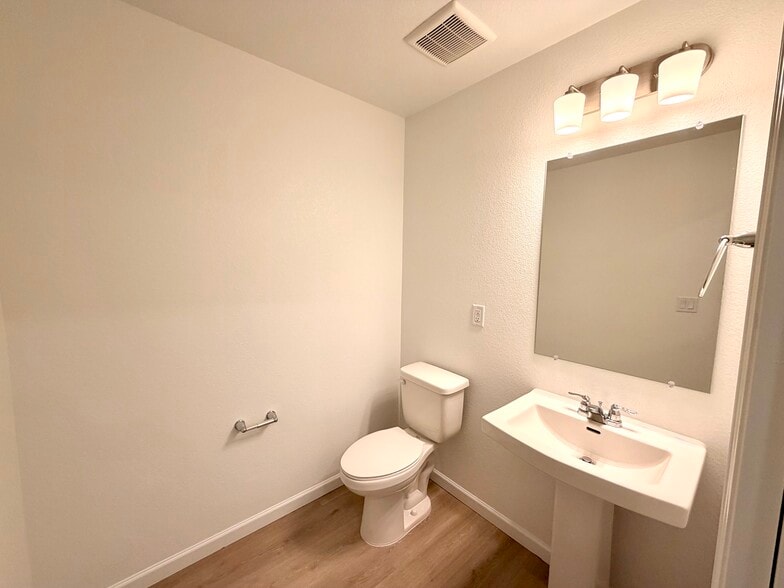 Building Photo - 6761 E 148th Dr