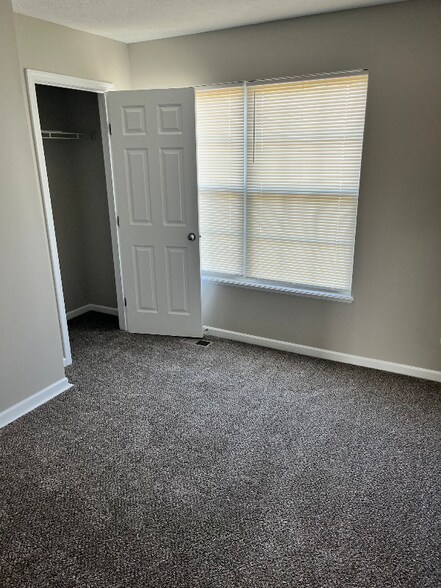 Building Photo - 1153 Park Dr