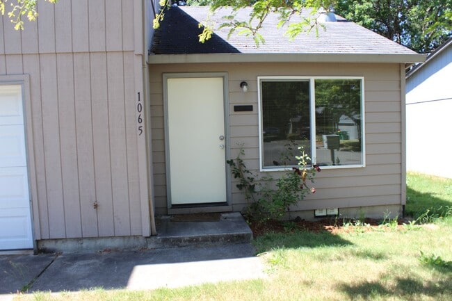 Building Photo - Four bedroom, two bath family home on quie...