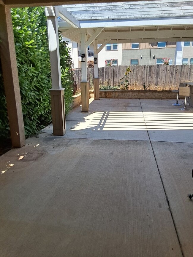 Building Photo - 4 bed / 2 bath with outdoor entertaining area