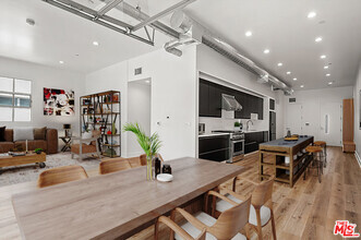 Building Photo - 212 Marine St