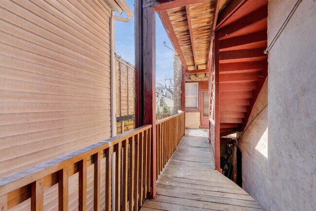 Building Photo - 3047 W Berteau Ave