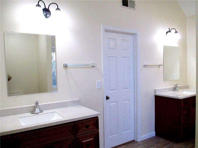 Building Photo - 3040 Oak Meadow Dr