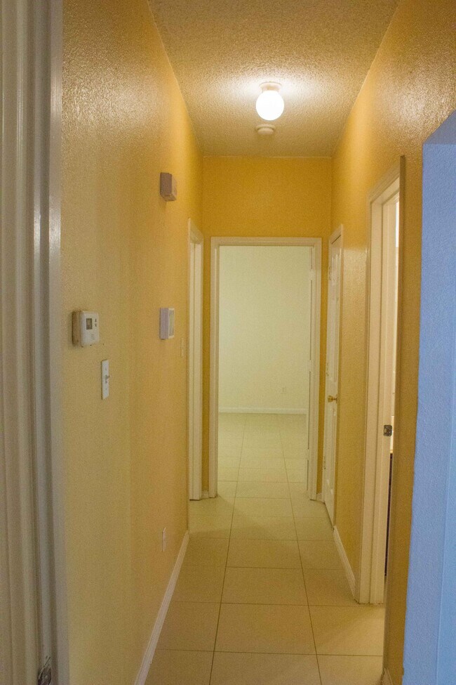 Building Photo - 7212 Park Creek Cir W