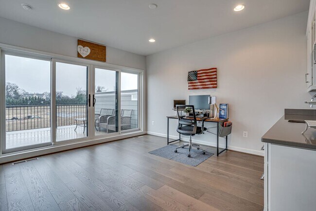 Building Photo - Luxury Townhome with Stunning Views and Pr...