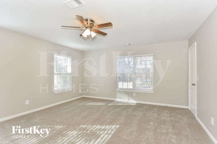 Building Photo - 811 Royal Oaks Dr