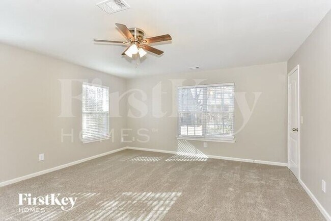 Building Photo - 811 Royal Oaks Dr