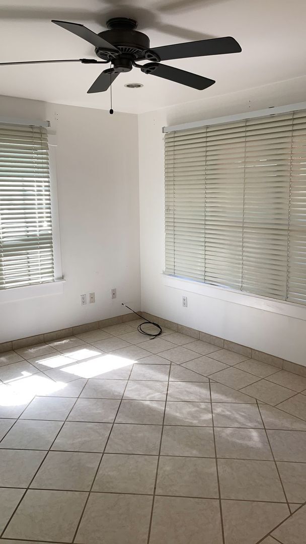 Building Photo - 820