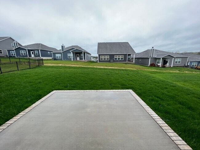 Building Photo - Like New 4 Bedroom Home w/ 2 Car Garage