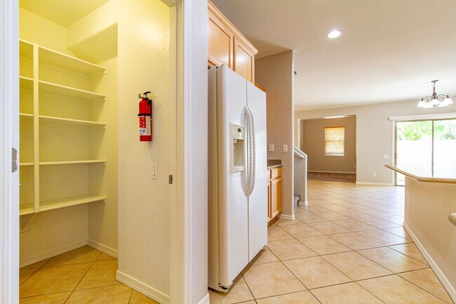 Building Photo - Check Out This Bright & Cheery Home