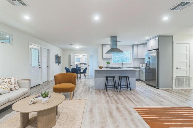 Building Photo - 1502 Villanova Dr