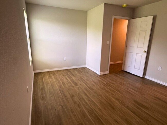 Building Photo - 2410 Westcliff Rd