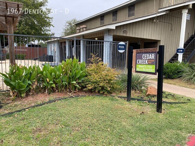 Building Photo - $500 moves you in