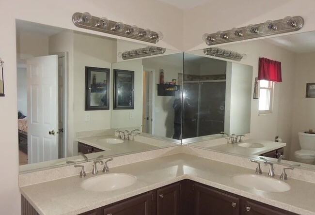 Master bathroom with 2 sinks - 8686 Chauncy Pl