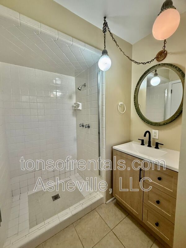 Building Photo - 161 Dogwood Dr