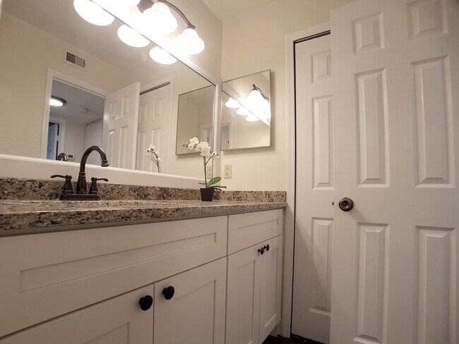 Building Photo - FOR RENT! Fabulous Full Remodeled 1/1 Wint...