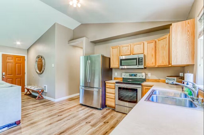 Building Photo - Fabulous Three Rivers Home on 1/2 acre!