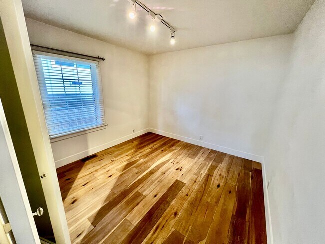 Building Photo - 1072F-A/B-PGPM-T/L-CS