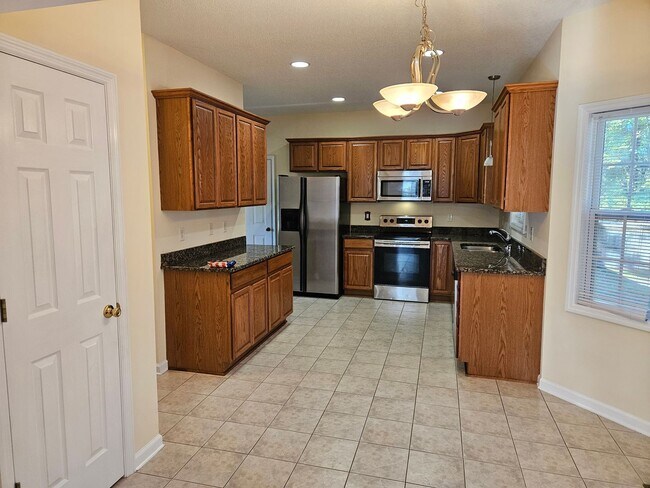 Building Photo - Beautiful 4 bedroom, 2.5 bath home in the ...