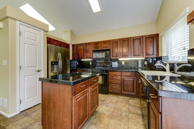 Building Photo - Beautifully Updated 3-Bed Home in Arapahoe...