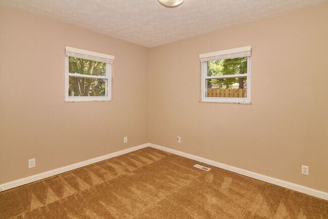 Building Photo - Cozy 2 Bedroom Duplex Home