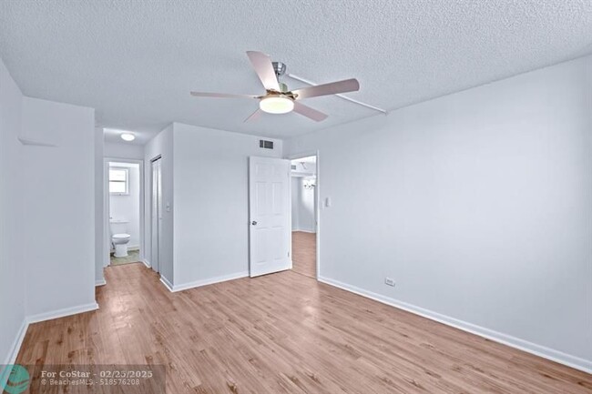 Building Photo - 447 NE 195th St