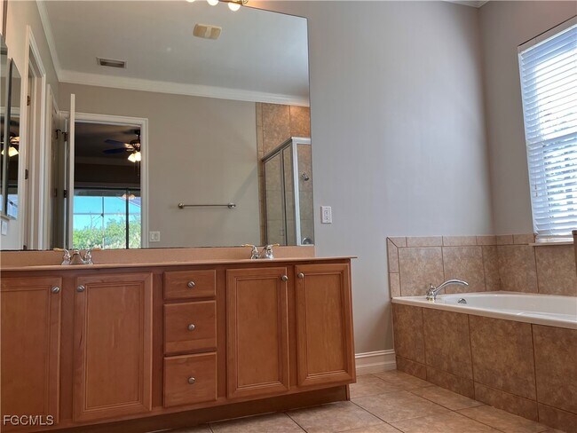 Building Photo - 1521 SW 22nd Pl