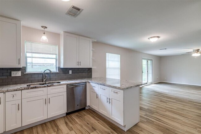 Building Photo - 8915 Bintliff Dr