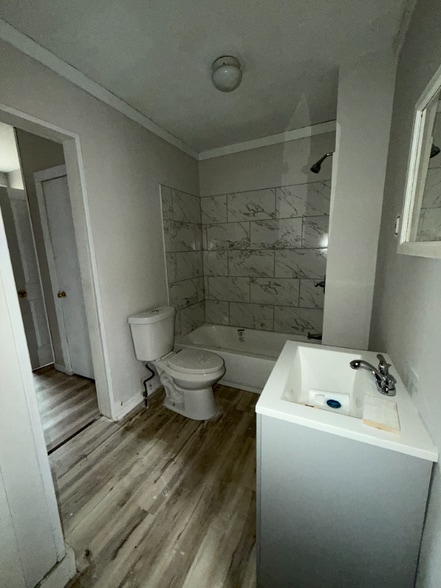 Building Photo - 2652 Bank St