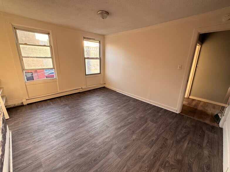 Building Photo - 379 Straight St
