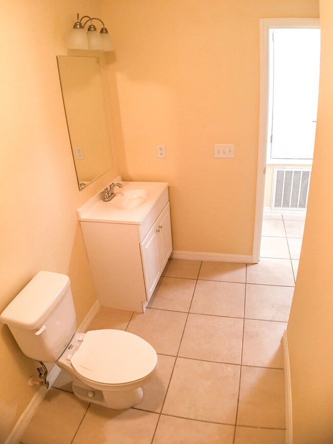 Building Photo - Three bedroom and two bathroom duplex -Poinciana