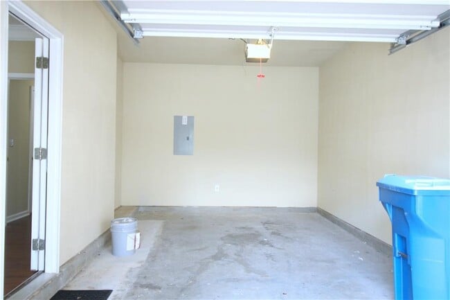 Building Photo - 3915 Howell Park Rd
