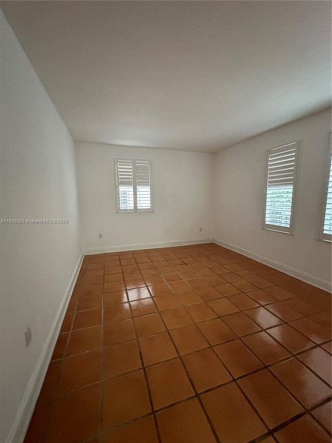 Building Photo - 323 Navarre Ave