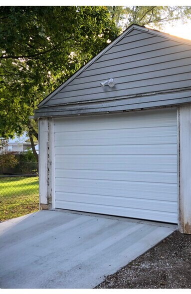 One Car Oversized Garage - 1016 E Blaine St